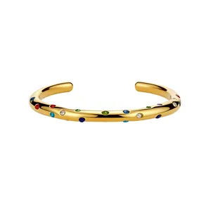 Eleganter goldfarbener offener Armreif mit bunten Kristalleinlagen für Damen Schmuck