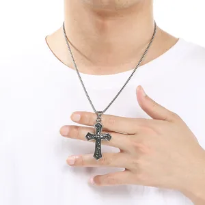 Collar con colgante de cruz gótica vintage de acero inoxidable para hombre con grabados