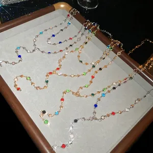 Collier en forme de Y perles de cristal colorées avec élégantes breloques en cœur style