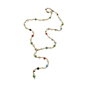 Élégant collier en Y perlé de cristaux multicolores avec chaîne à maillons cœurs dorés
