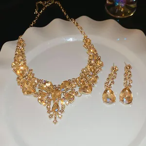 Détail de l'élégant ensemble de bijoux collier et boucles d'oreilles en strass champagne