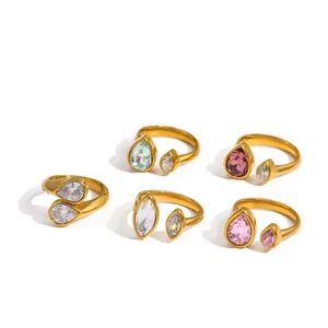 Collezione di eleganti anelli in acciaio inossidabile dorato con zirconi colorati