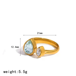 Vista dettagliata dell'anello in acciaio inossidabile placcato oro 18k con dimensioni