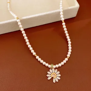 Elegante 18k vergoldete Perlenkette mit einem schimmernden Zirkonia Blumenanhänger