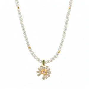 18k vergoldete Perlenkette mit Zirkon-Blumenanhänger und rosa Mittelstein