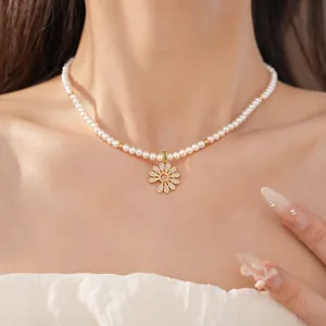 Elegante Nahaufnahme einer 18k vergoldeten Blumen-Zirkonia-Perlenkette am Hals
