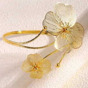 Vista dettagliata del bracciale da braccio dorato regolabile con fiori traforati