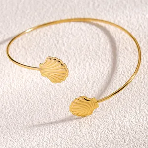Dettaglio ravvicinato di un bracciale da braccio regolabile dorato con conchiglie