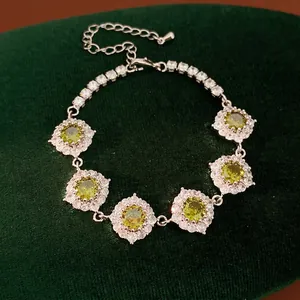 Elegante bracciale in oro rosa con zirconi verdi tondi e accenti di cristallo chiari