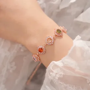 Elegante bracciale in oro rosa con brillanti zirconi cubici circolari colorati sul polso