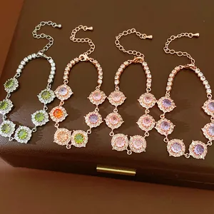 Quattro eleganti bracciali in oro rosa e argento con grappoli di zirconi colorati