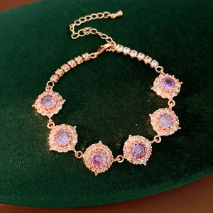 Macro dettagliata di un elegante bracciale in oro rosa con cluster di zirconi viola