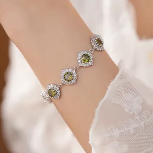 Dettaglio di un elegante bracciale in argento con cristalli verdi tondi e pietre di zircone