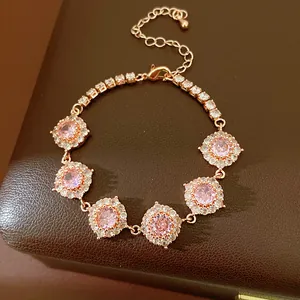 Vista ravvicinata di un bracciale in oro rosa con sei pietre di zircone rosa