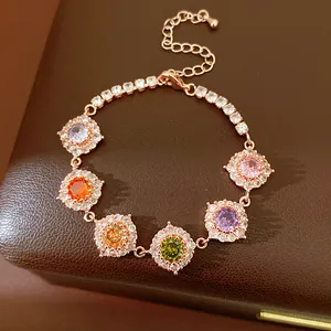 Vista dettagliata di un elegante bracciale in oro rosa con vivaci zirconi rotondi colorati