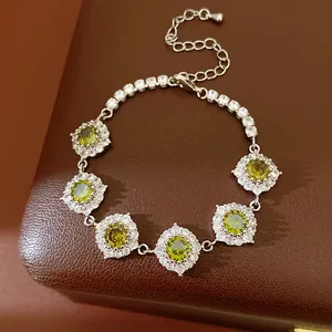 Primo piano di un elegante bracciale in argento con zirconi cubici verde oliva