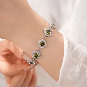 Dettaglio di un elegante bracciale in argento con pietre tonde in zirconia verde oliva.