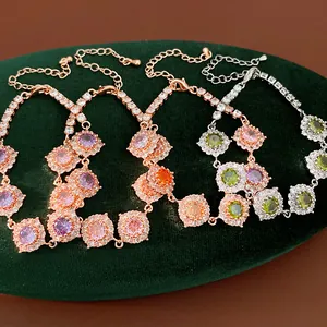 Primo piano di eleganti bracciali in oro rosa e argento con pietre di zircone colorate
