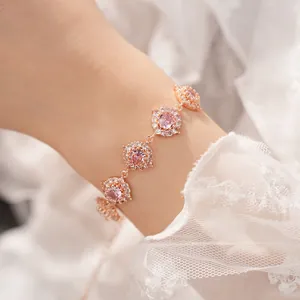 Dettaglio di un elegante bracciale in oro rosa con maglie circolari di zircone rosa
