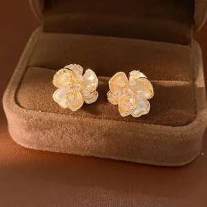 Elegantes pendientes vintage de flores chapados en oro con brillantes circonitas cúbicas