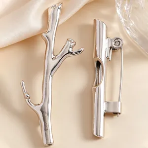 Nahaufnahme einer kreativen silbernen Zweigbrosche für Blumenarrangements Pins