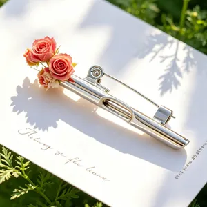 Nahaufnahme einer kreativen silbernen Brosche mit zarten rosa Rosen