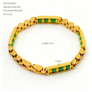 Detail van een 18K vergulde roestvrijstalen armband met groen-gele kralen