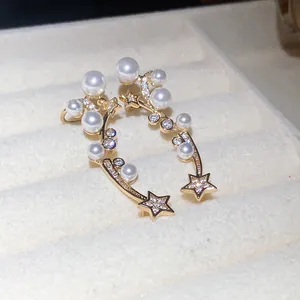 Élégantes boucles d'oreilles grimpantes étoile et perle avec des accents de zircon brillants