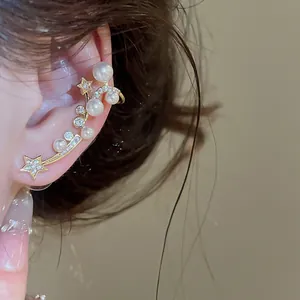 Boucle d'oreille grimpante élégante avec étoiles, perles et zircons sur monture dorée