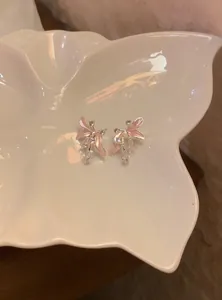 Vista dettagliata di eleganti orecchini a lobo iris rosa con accenti di zircone