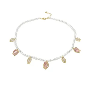Collier de perles vintage français élégant avec pendentifs tulipes en cristal rose.