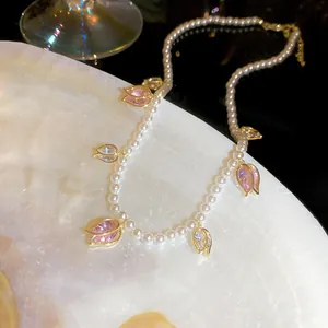Vue détaillée d'un collier de perles vintage élégant avec pendentifs tulipes.