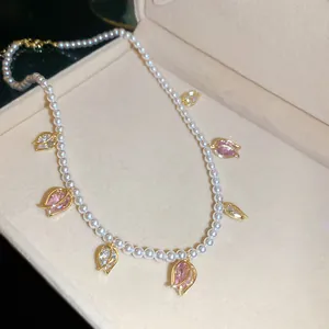 Vue détaillée d'un élégant collier de perles tulipes vintage avec cristaux étincelants