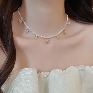 Vue détaillée d'un collier de perles vintage français avec pendentifs tulipes