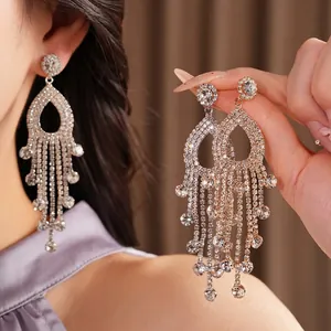Orecchini a nappa con strass di lusso e design a goccia scintillante e raffinato
