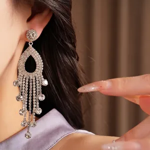 Eleganti orecchini a pendente con nappe di strass brillanti e design a cerchio cavo