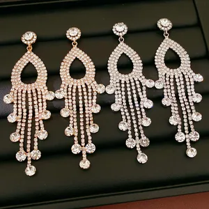 Eleganti orecchini lunghi con nappe e strass scintillanti in tonalità oro e argento