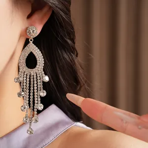 Primo piano di eleganti orecchini con ago d'argento e nappe di strass scintillanti