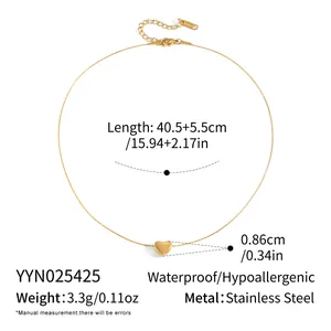 Vue détaillée du collier coeur en acier inoxydable plaqué or 18 carats avec dimensions.