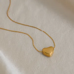 Détail du collier minimaliste avec pendentif cœur en acier inoxydable plaqué or 18 carats