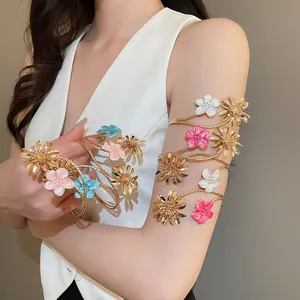 Nahaufnahme von bunten sommerlichen Emaille-Blumen-Armreifen am Arm eines Modells