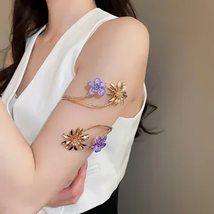 Exquisiter floraler Armreif mit lila Emaille und goldenen Gänseblümchen-Details am Modell