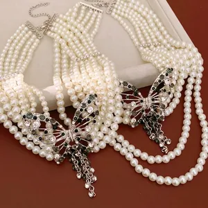 Collana di perle a più strati con ciondolo a farfalla traforato con strass