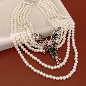 Elegante collana di perle a più fili con un grande pendente a farfalla di strass