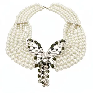 Elegante collana di perle a più strati con un pendente a farfalla ricoperto di strass