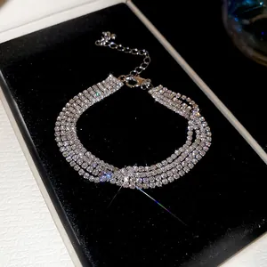 Bracelet luxueux à plusieurs rangs de strass argentés étincelants pour un style chic.