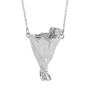 Dettaglio macro della collana con ciondolo a bouquet d'argento con trame realistiche