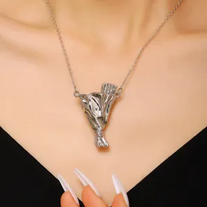 Primo piano di una collana con pendente in argento unico per inserire fiori fai da te