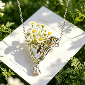 Vista dettagliata del ciondolo a forma di bouquet d'argento con piccole margherite