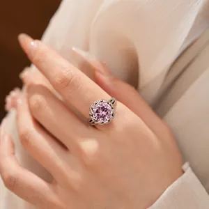 Vue détaillée d'une bague en argent élégante avec une grosse zircone rose ronde